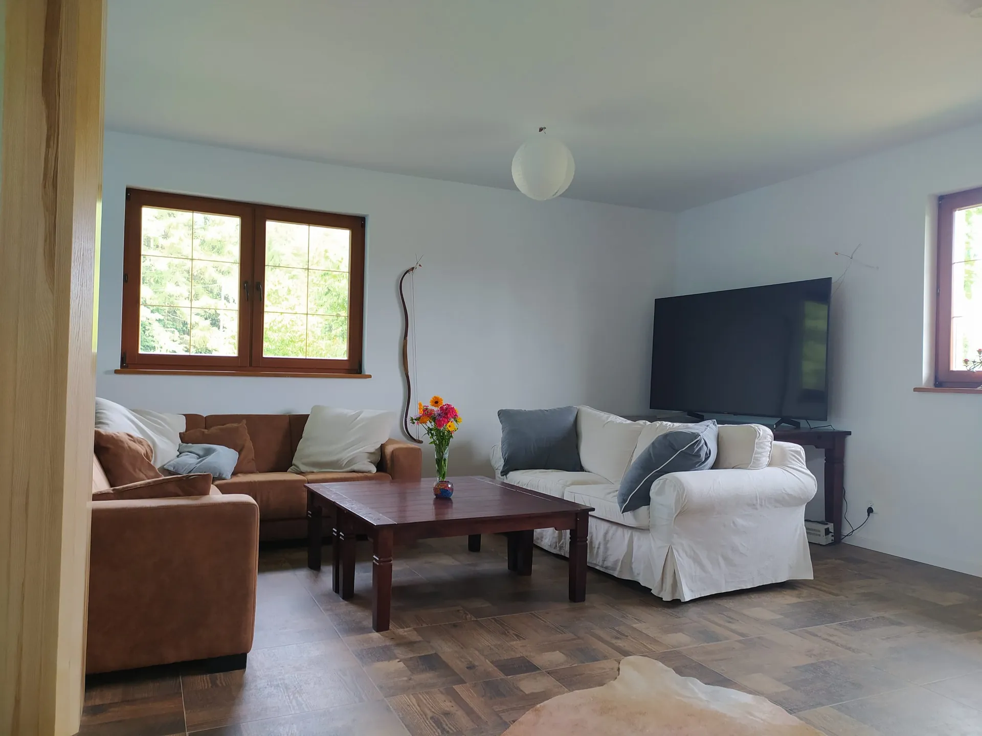 Salon z kominkiem i wygodnymi sofami